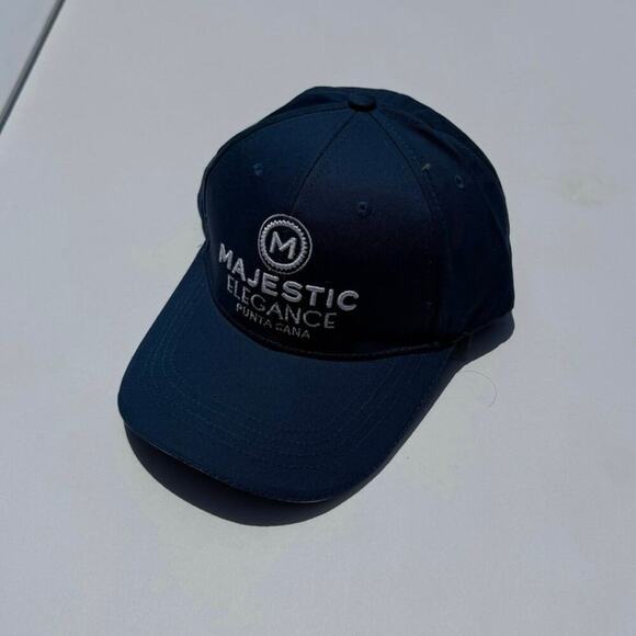 Majestic Elegance Hat - Picture 1 of 3
